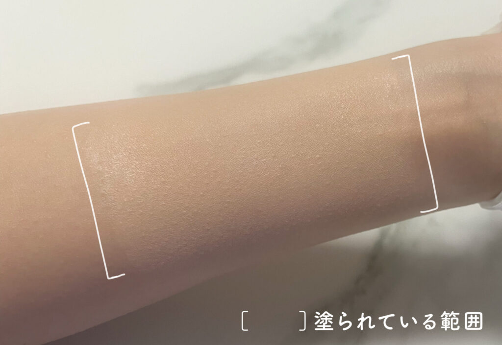 ベースメイクを重ねて肌に乗せた写真