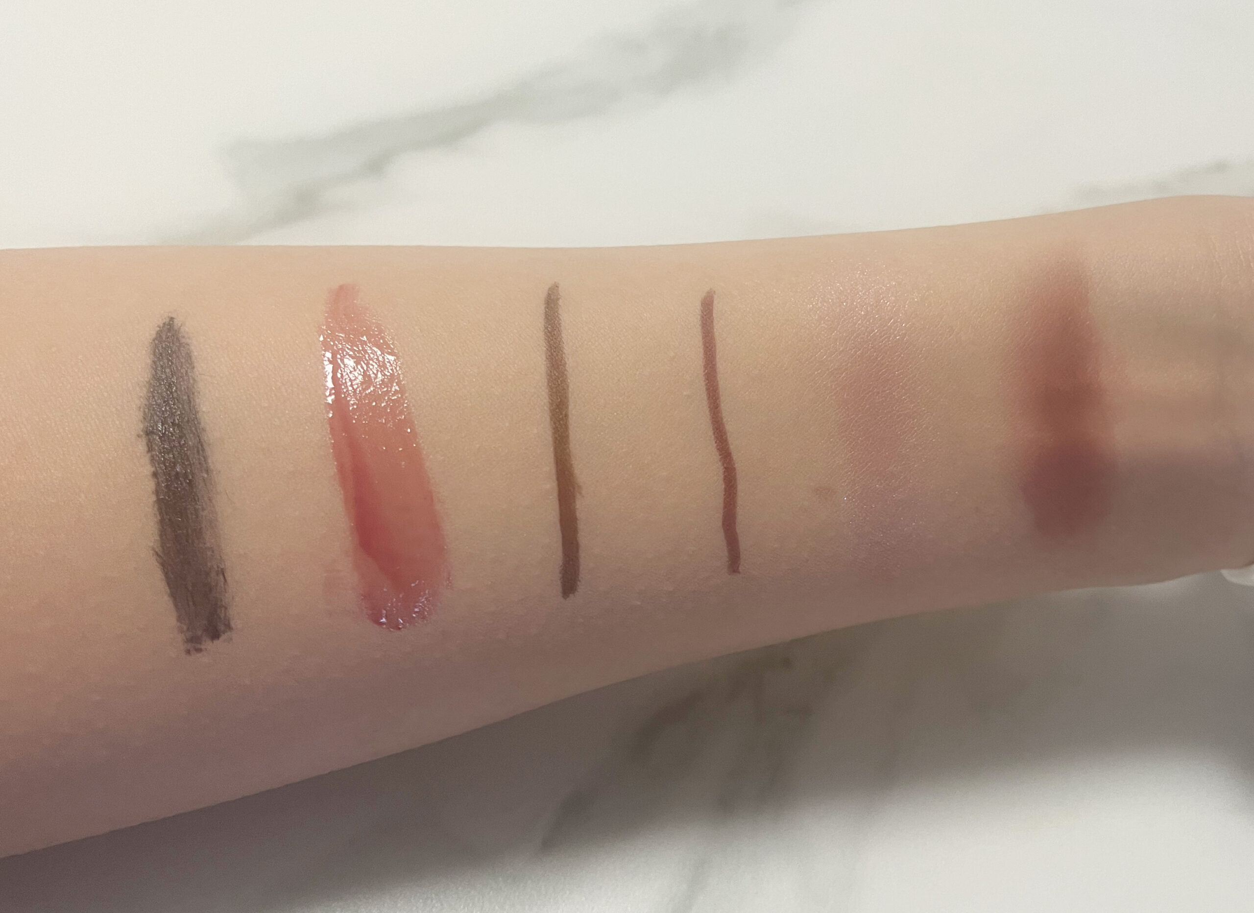 ポイントメイクを腕に施した写真