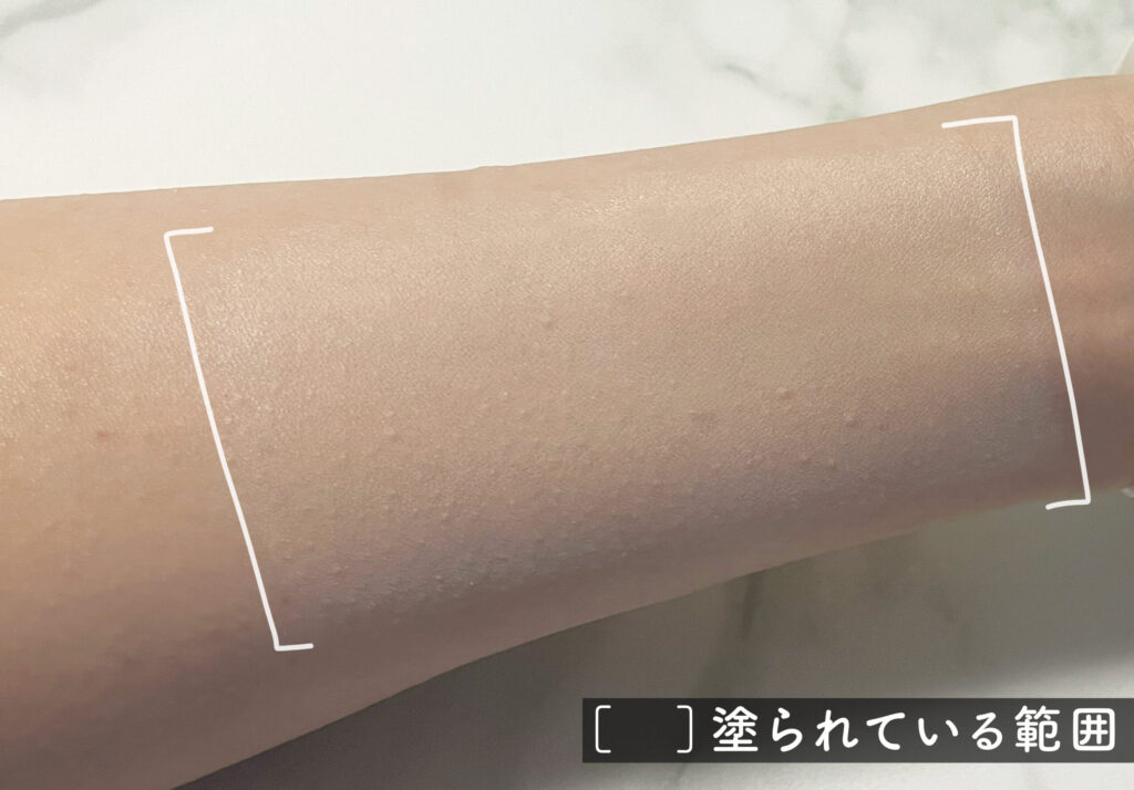 ベースメイクを重ねて手に乗せた画像