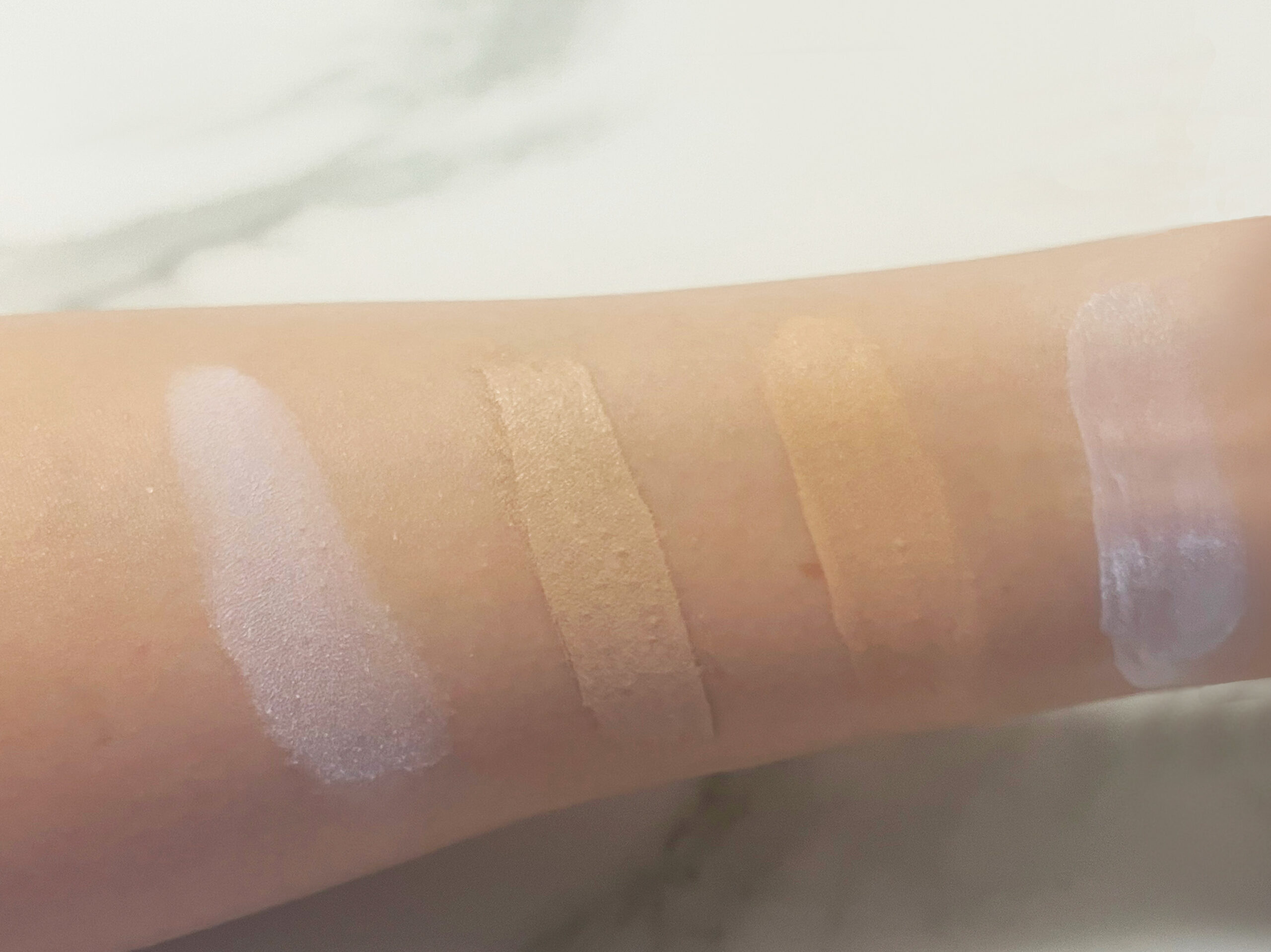 ベースメイクをそれぞれ腕に乗せた画像