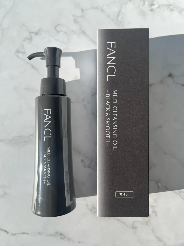 「マイルドクレンジング オイル＜ブラック＆スムース＞」のボトルとパッケージの写真