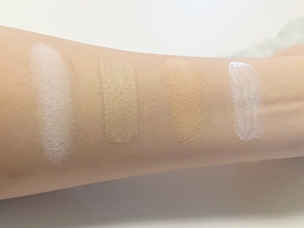 ベースメイクを順番に腕に塗布した写真