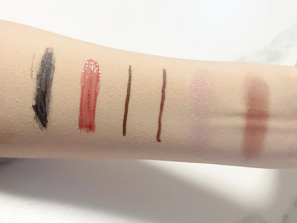 ポイントメイクを順番に腕に塗布した写真