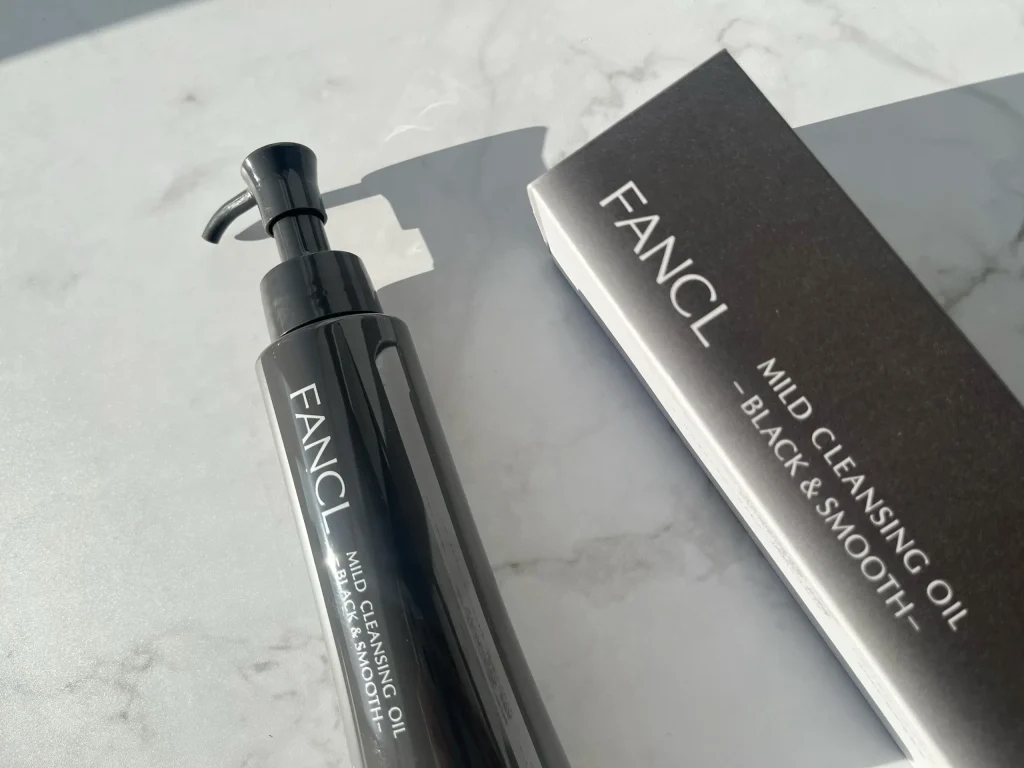 「マイルドクレンジング オイル＜ブラック＆スムース＞」のボトルとパッケージのアップの写真
