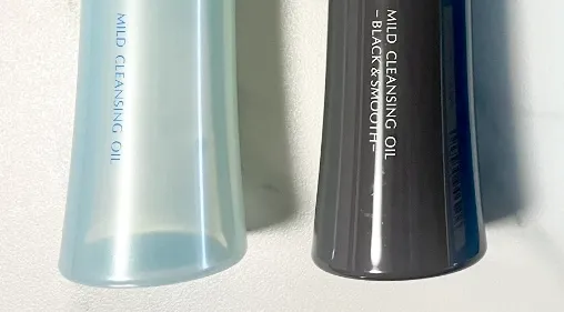 「マイクレ青」と「マイクレ黒」のボトルのアップの写真