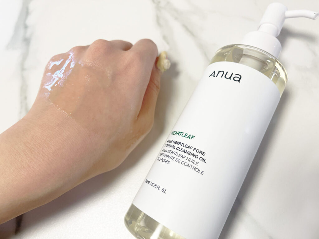 Anua(アヌア)ドクダミポアコントロールクレンジングオイルを手に出した写真