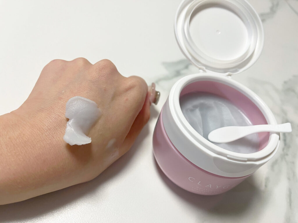 「クレージュ モイスチャライジング クレンジングバーム」を手に取った写真