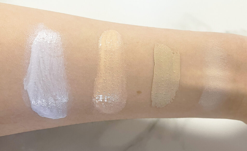 ベースメイクをそれぞれ手に出した写真