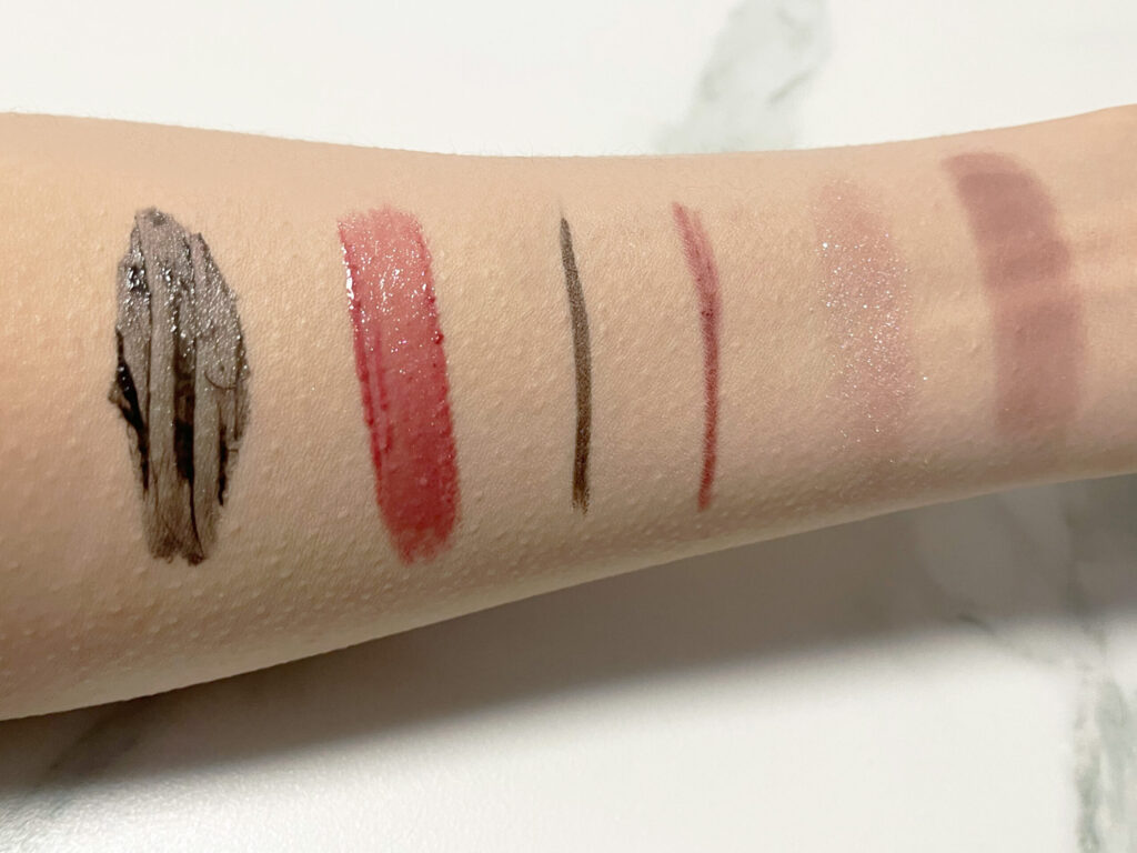 ベース・ポイントメイクを腕に乗せた写真