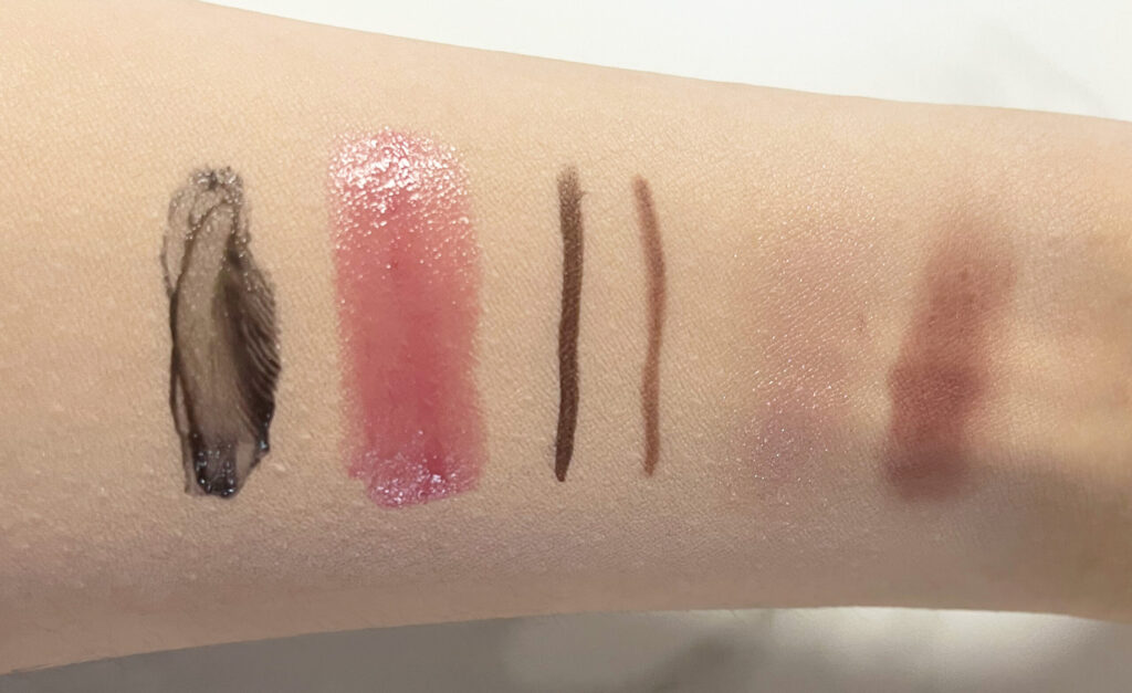 ポイントメイクを順番に手に出した写真