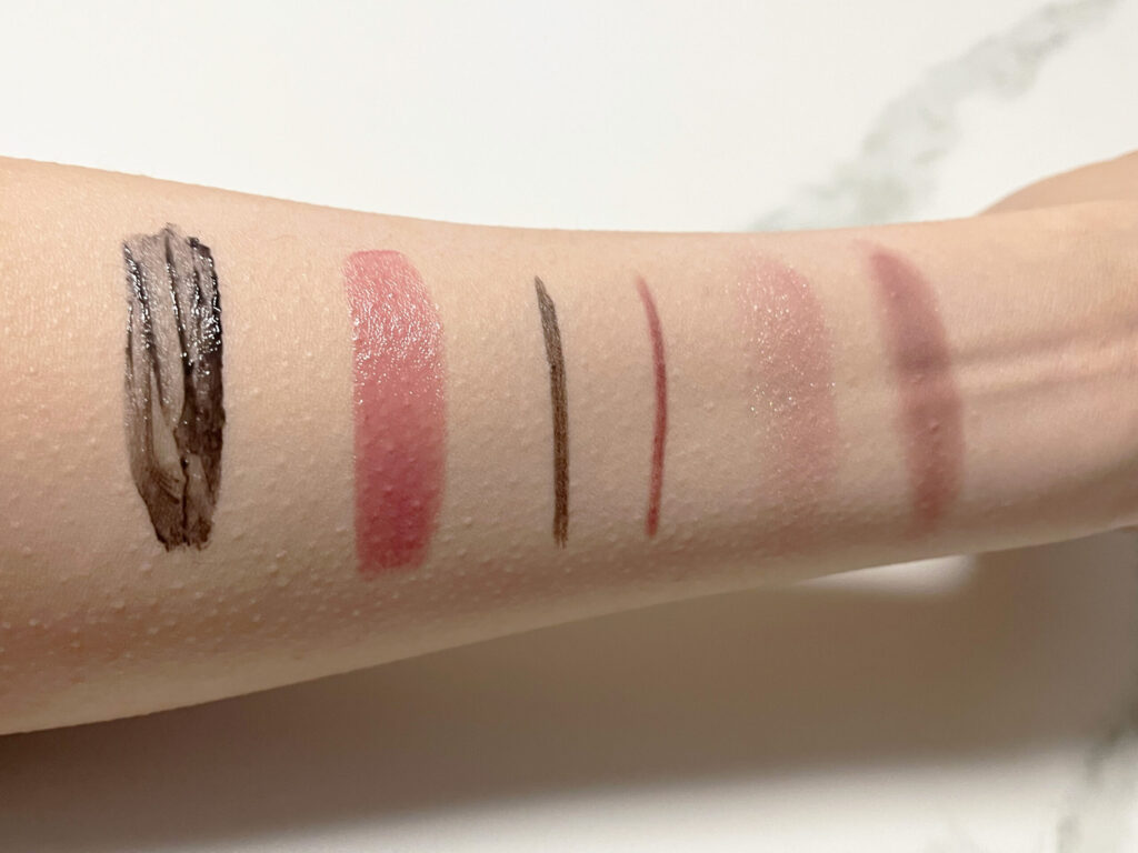 ポイントメイクを順番に腕に乗せている写真