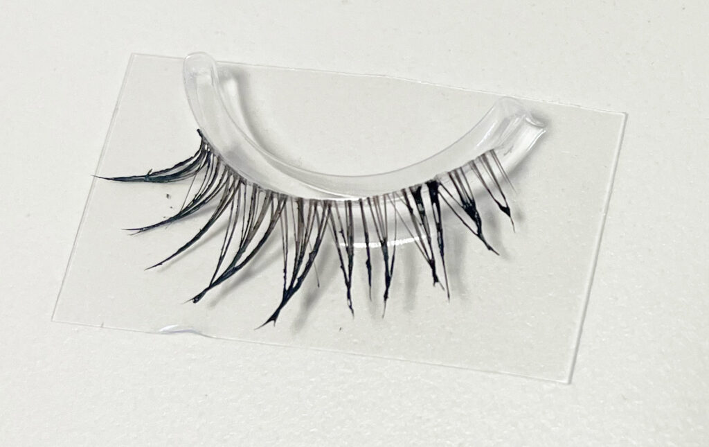 マスカラを塗った後のつけまつ毛の写真