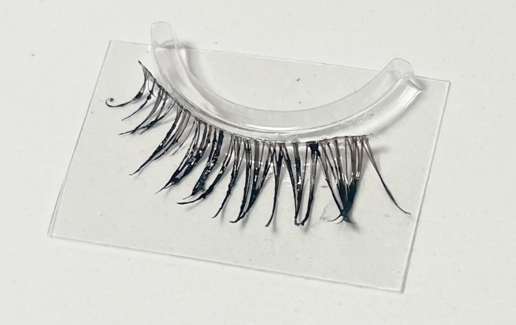 Anua(アヌア)ドクダミポアコントロールクレンジングオイルを塗布したつけまつ毛の写真