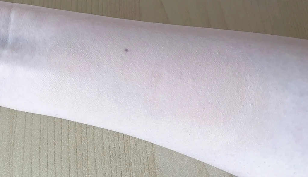 アクアレーベル エステ洗顔ジェルでベースメイクを落とす前の腕の画像