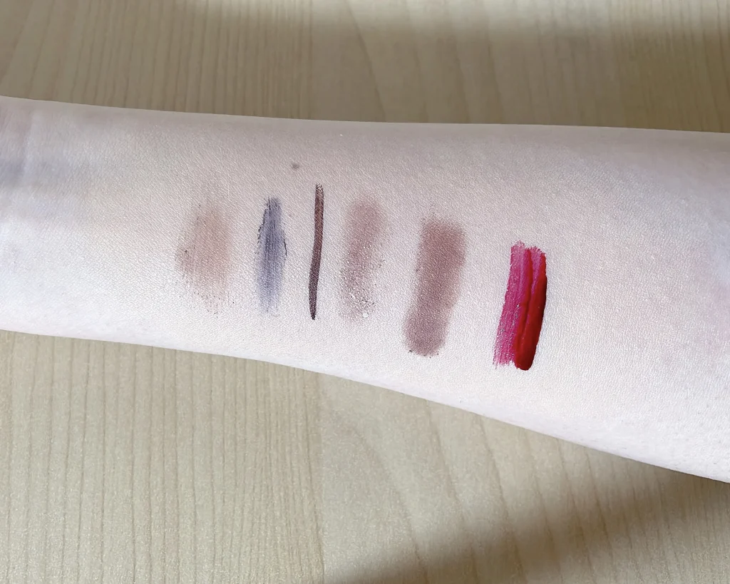 THREE バランシング クレンジング オイル Ｎでポイントメイクを落とす前の腕の画像