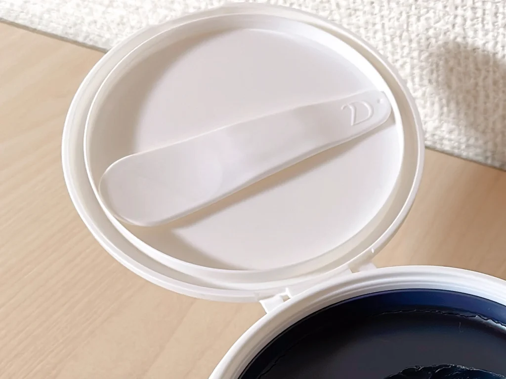 DUO（デュオ）ザ クレンジングバーム ブラックリペアのスパチュラがキャップの内側にはめて保管している画像