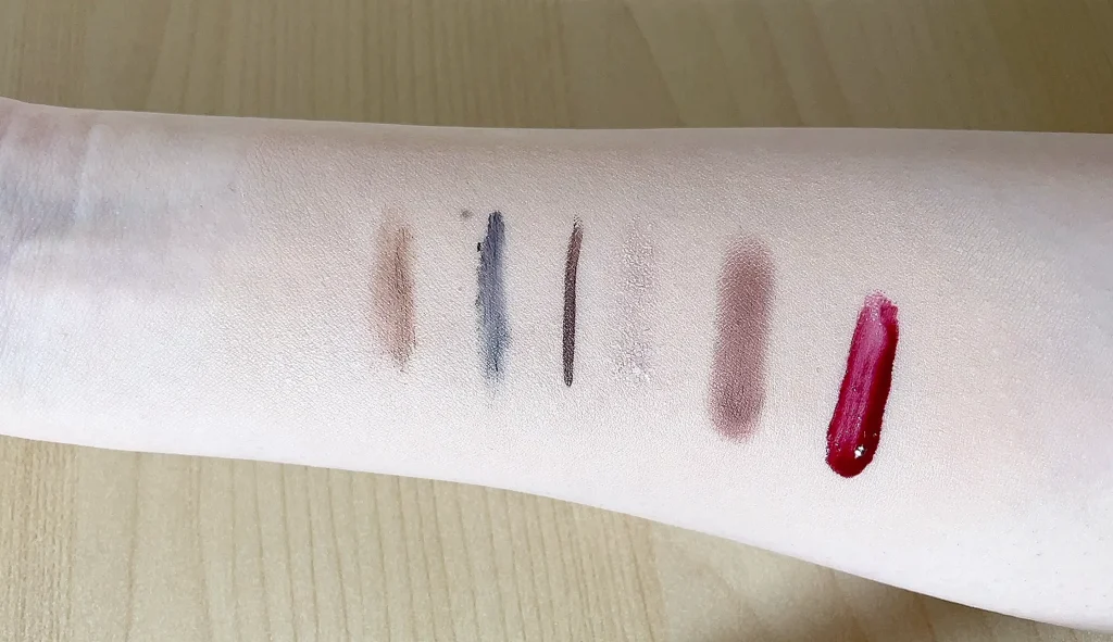 アクアレーベル エステ洗顔ジェルでポイントメイクを落とす前の腕の画像