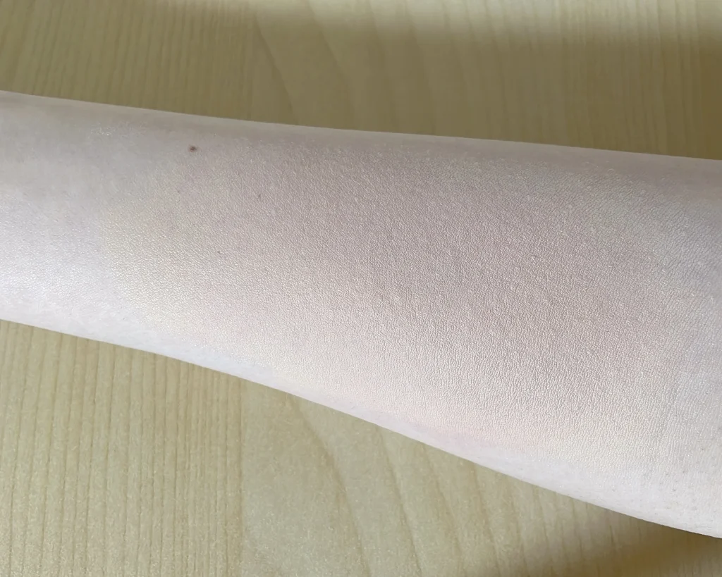 THREE バランシング クレンジング オイル Ｎでベースメイクを落とす前の腕の画像