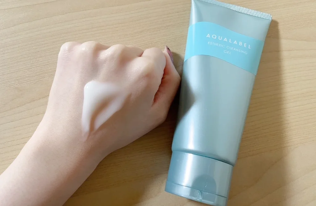 アクアレーベル エステ洗顔ジェルのテクスチャーを手の甲に乗せ紹介している画像