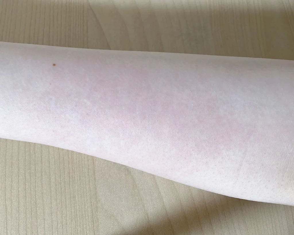 THREE バランシング クレンジング オイル Ｎでベースメイクを落とした後の腕の画像