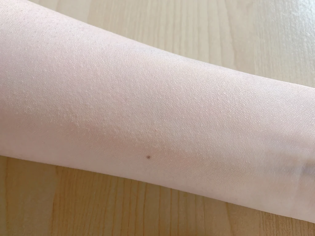 ONE BY KOSE（ワンバイコーセー）ポアクリア オイルでベースメイクを落とす前の腕の画像