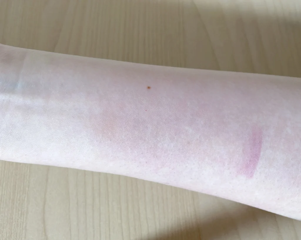 THREE バランシング クレンジング オイル Ｎでポイントメイクを落とした後の腕の画像