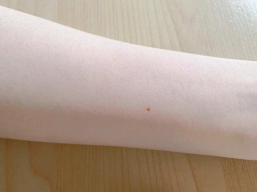 ONE BY KOSE（ワンバイコーセー）ポアクリア オイルでベースメイクを落とした後の腕の画像