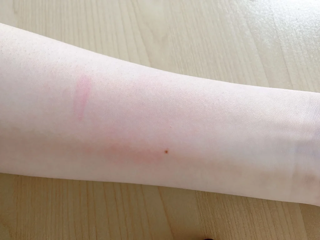 ONE BY KOSE（ワンバイコーセー）ポアクリア オイルでポイントメイクを落とした後の腕の画像