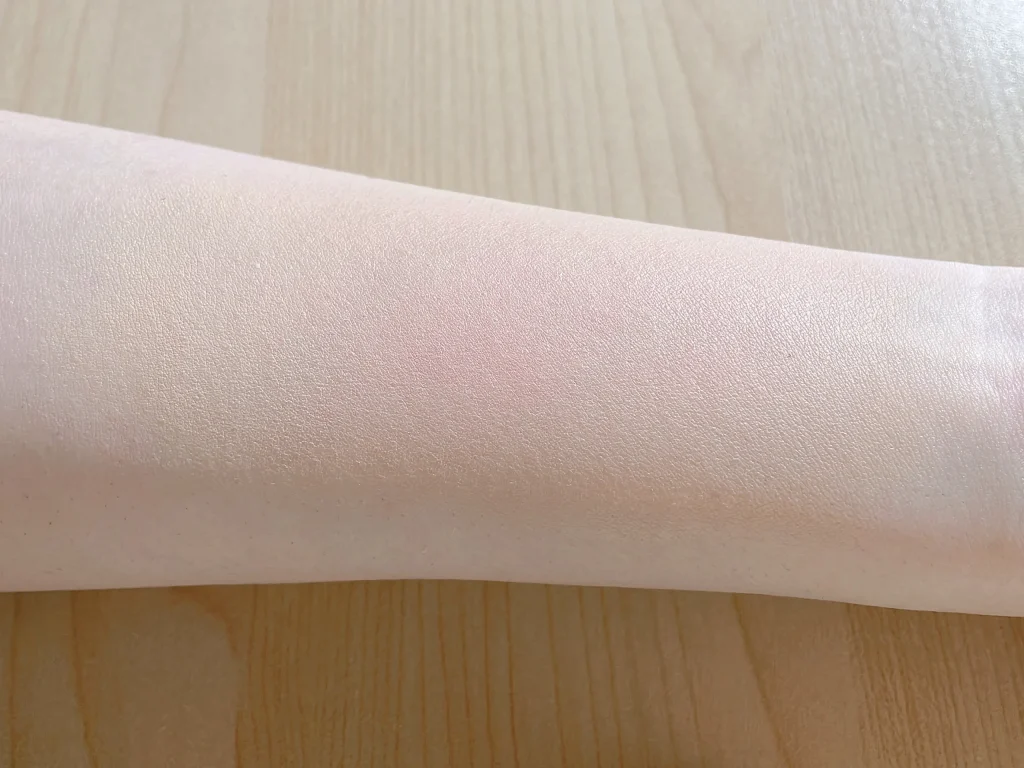 DUO（デュオ）ザ クレンジングバーム ブラックリペアでベースメイクを落とす前の腕の画像