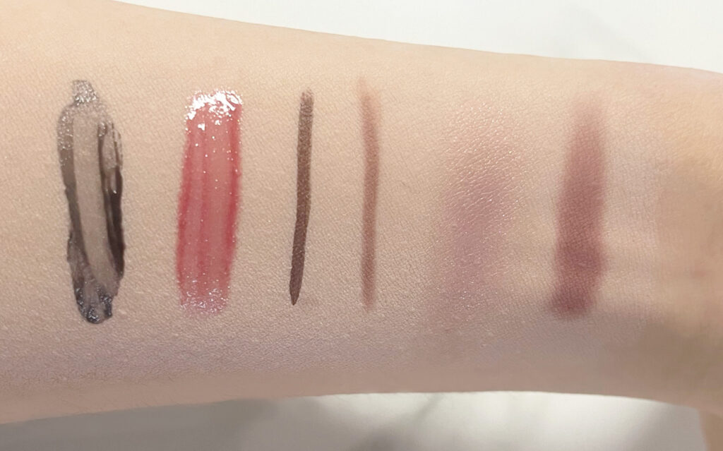 ポイントメイクを順番に腕に乗せた写真