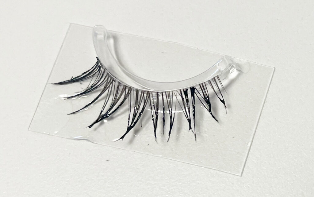 ピュアクレンジングオイルを塗布したつけまつ毛の写真