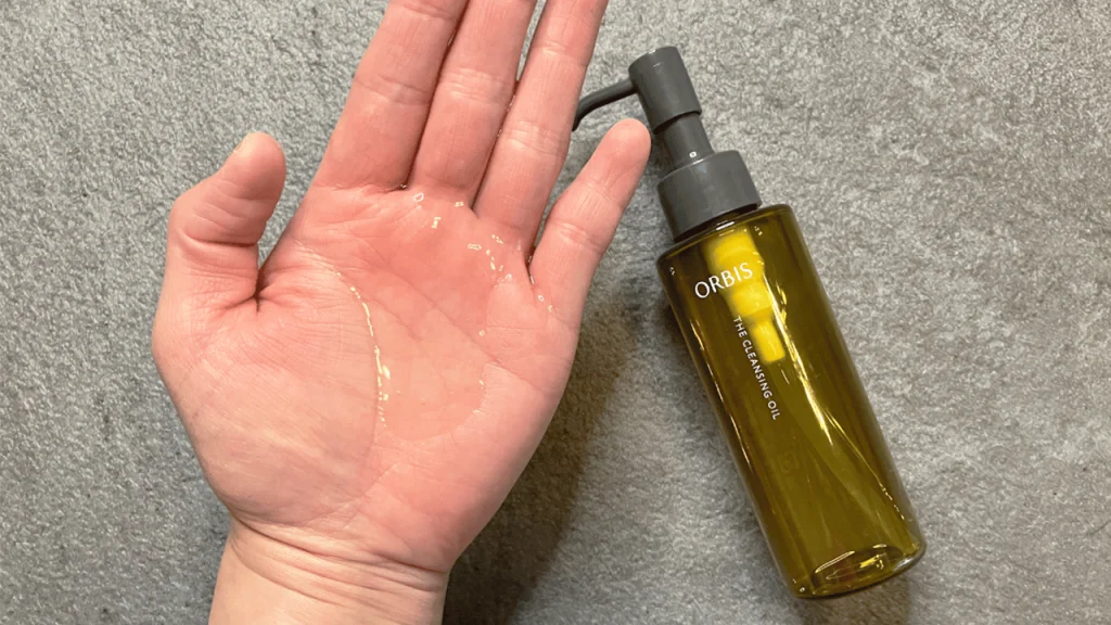 オルビス ザ クレンジング オイルを手のひらに取りテクスチャーを見せている