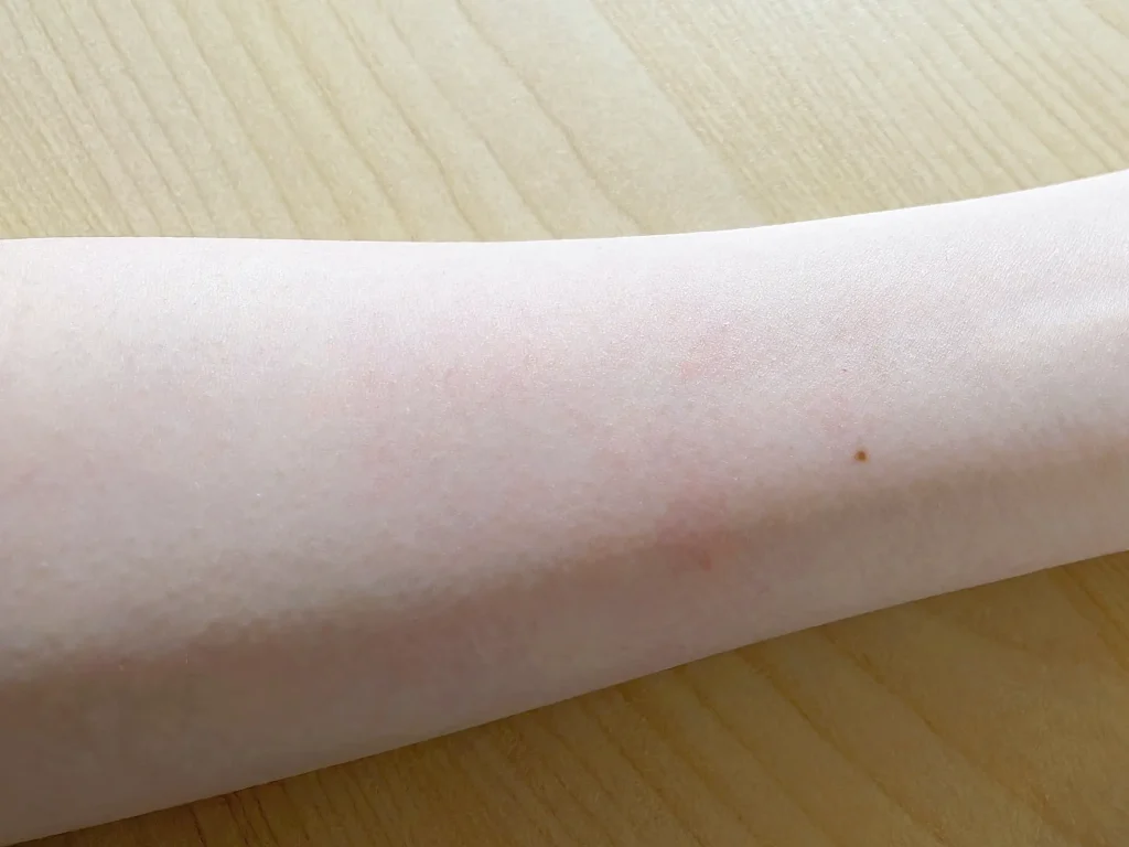 カルテHD うるおいメイク落とし オイルジェルでポイントメイクを落とした後の腕の画像