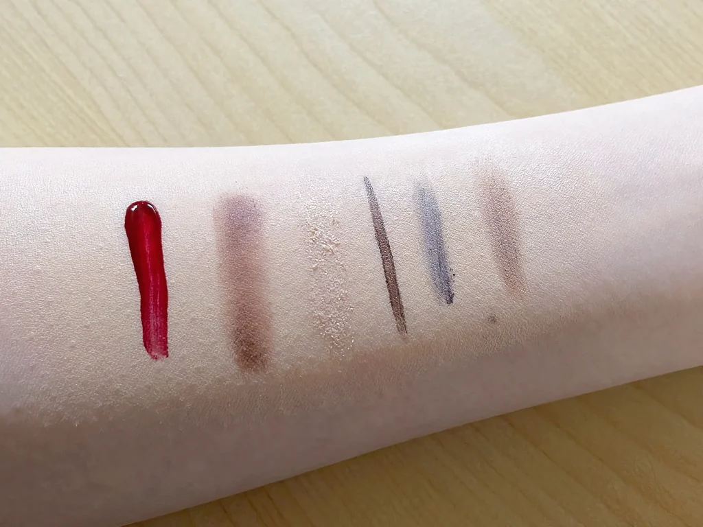 カルテHD うるおいメイク落とし オイルジェルでポイントメイクを落とす前の腕の画像