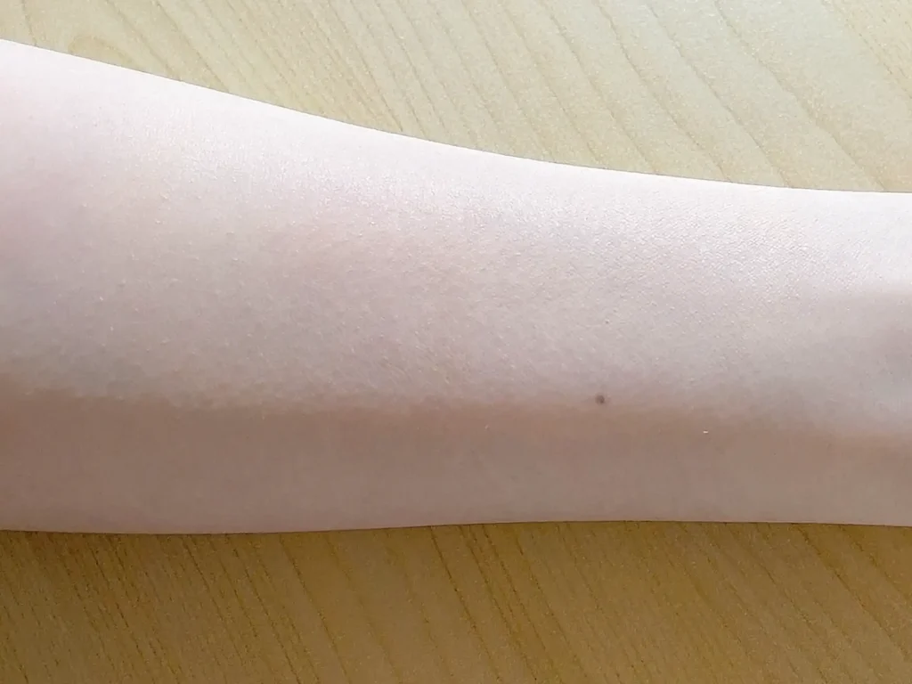 カルテHD うるおいメイク落とし オイルジェルでベースメイクを落とす前の腕の画像