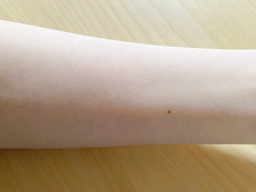 カルテHD うるおいメイク落とし オイルジェルでベースメイクを落とした後の腕の画像